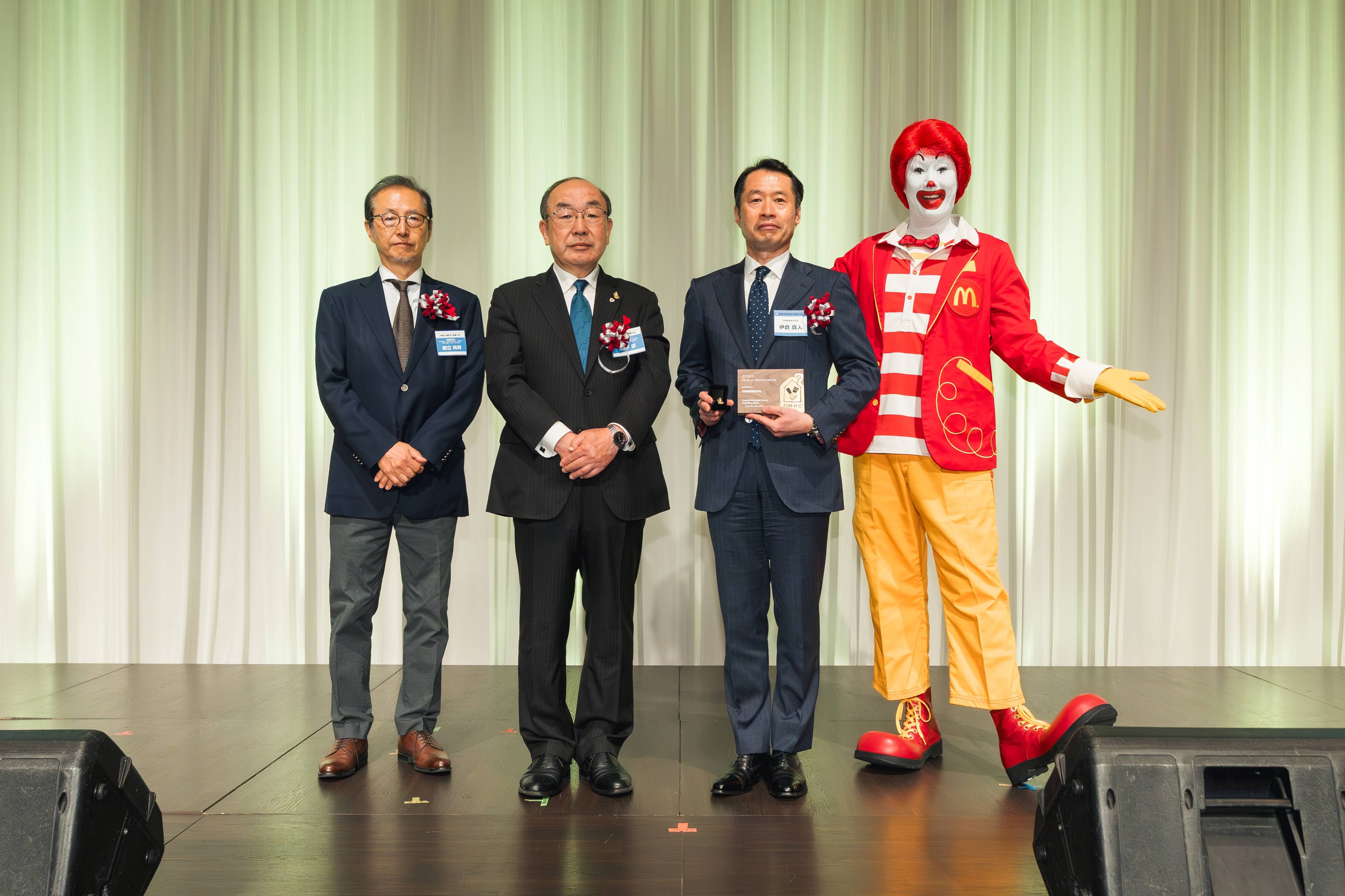 贈呈式の写真（日鉄物産・伊倉常務）.jpg